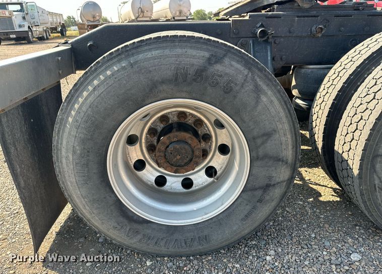 image for item DD3207 1999 Peterbilt  379 semi truck