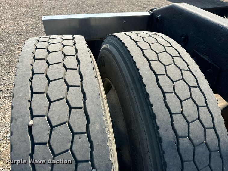 image for item DD3207 1999 Peterbilt  379 semi truck