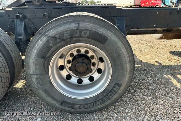 image for item DD3207 1999 Peterbilt  379 semi truck