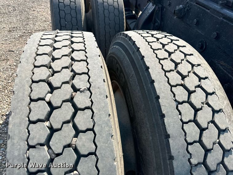 image for item DD3207 1999 Peterbilt  379 semi truck