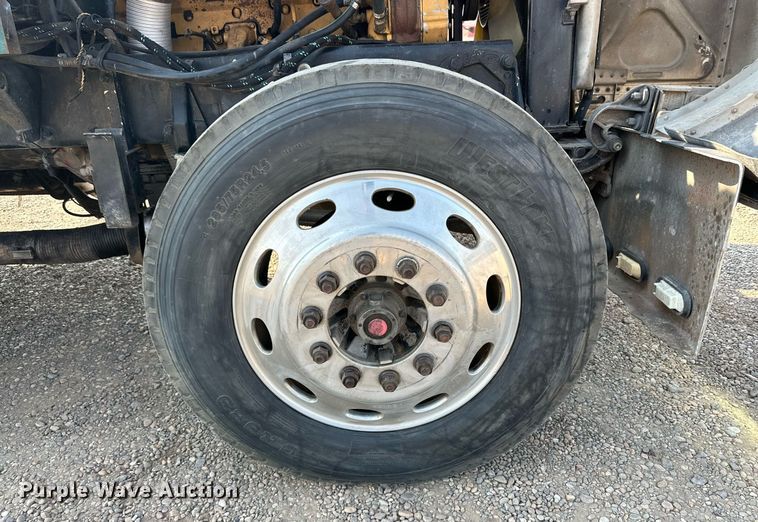 image for item DD3207 1999 Peterbilt  379 semi truck