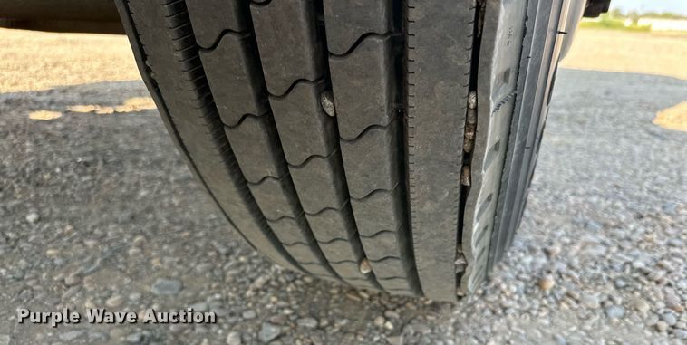 image for item DD3207 1999 Peterbilt  379 semi truck