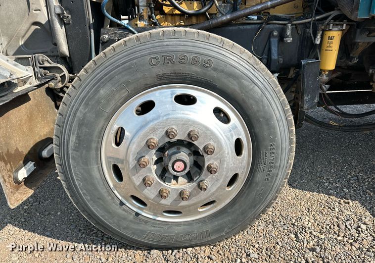 image for item DD3207 1999 Peterbilt  379 semi truck