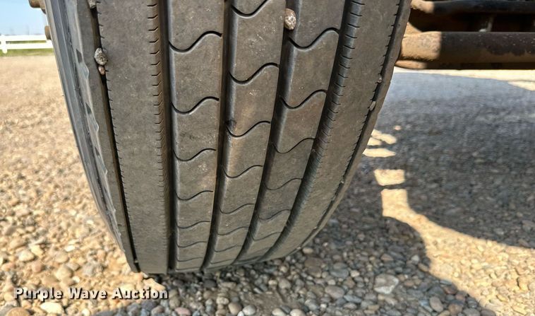 image for item DD3207 1999 Peterbilt  379 semi truck