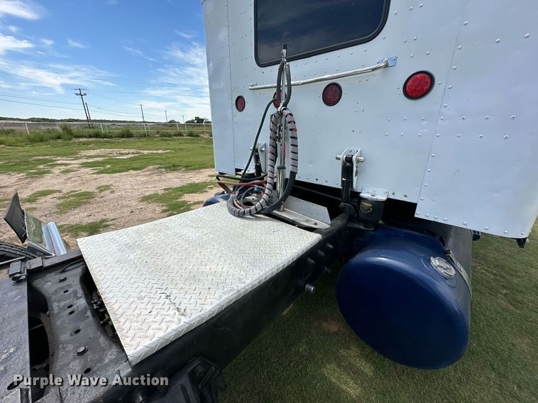 image for item DD3214 2008 Peterbilt 386 semi truck