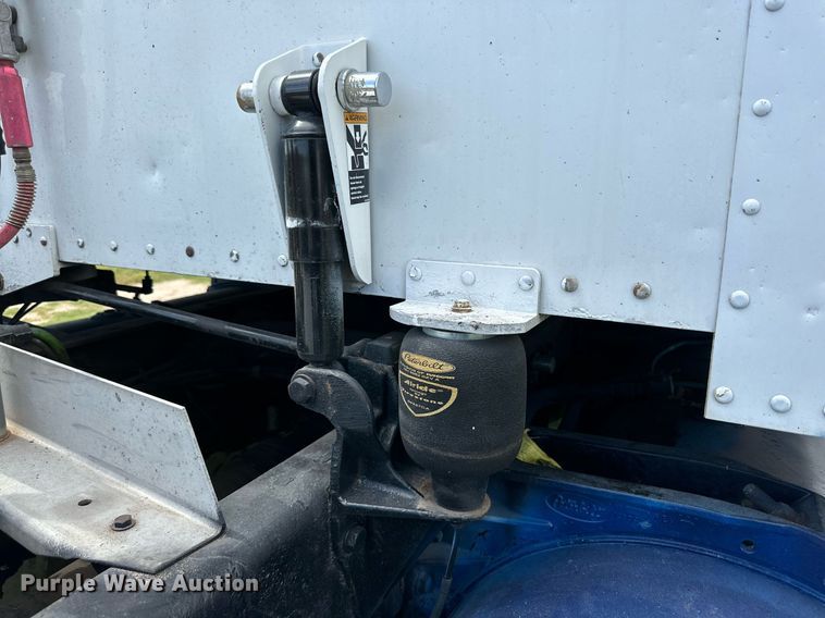 image for item DD3214 2008 Peterbilt 386 semi truck