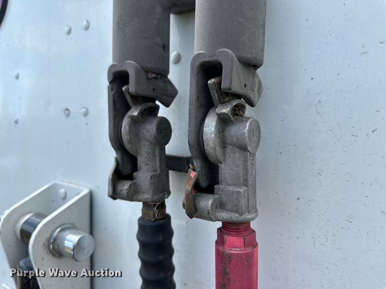 image for item DD3214 2008 Peterbilt 386 semi truck