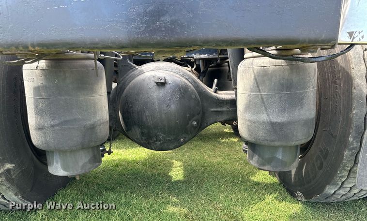 image for item DD3214 2008 Peterbilt 386 semi truck