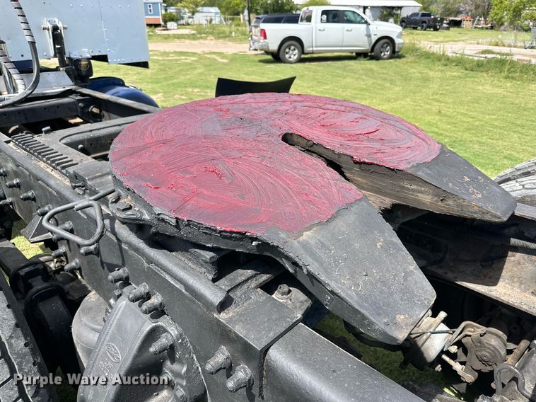 image for item DD3214 2008 Peterbilt 386 semi truck