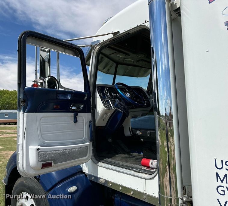 image for item DD3214 2008 Peterbilt 386 semi truck