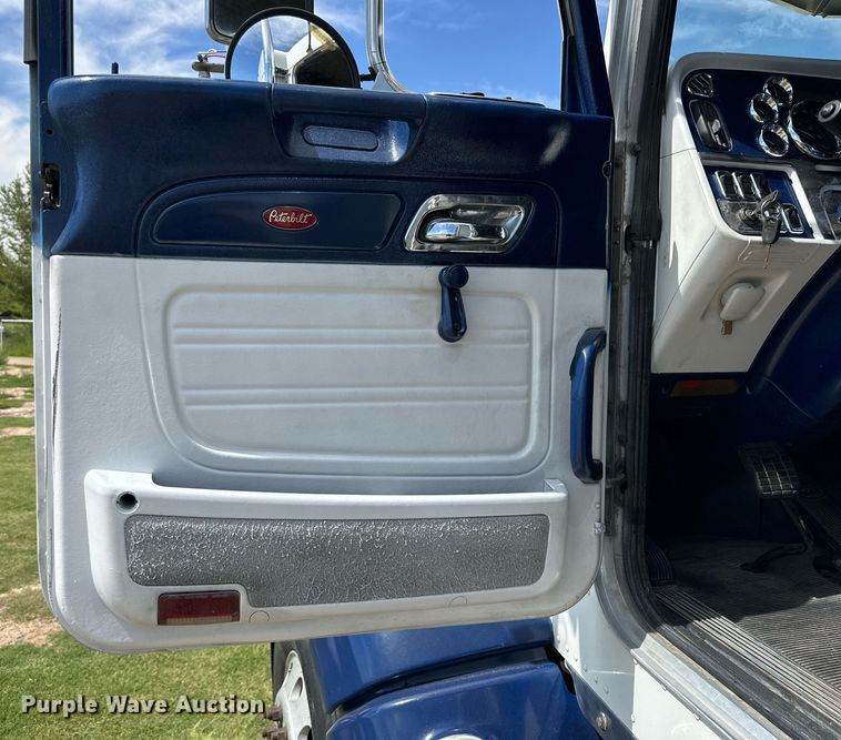 image for item DD3214 2008 Peterbilt 386 semi truck