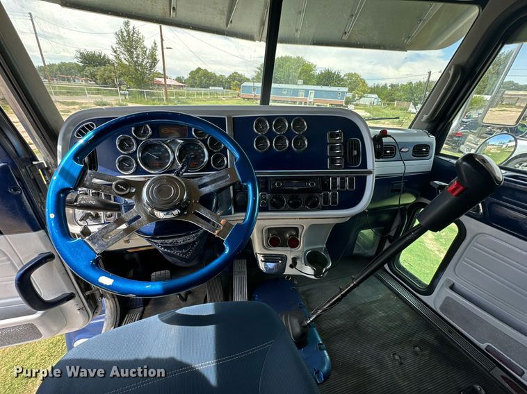 image for item DD3214 2008 Peterbilt 386 semi truck