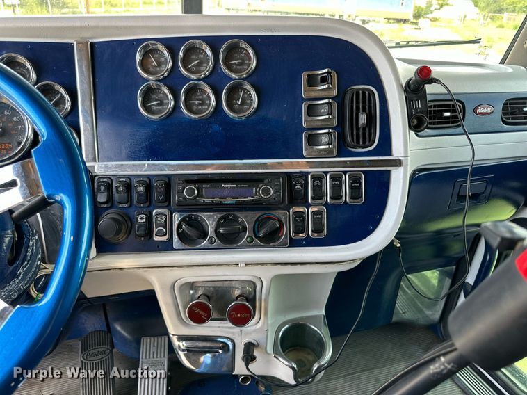 image for item DD3214 2008 Peterbilt 386 semi truck