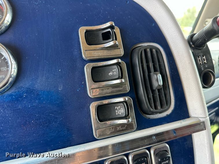 image for item DD3214 2008 Peterbilt 386 semi truck