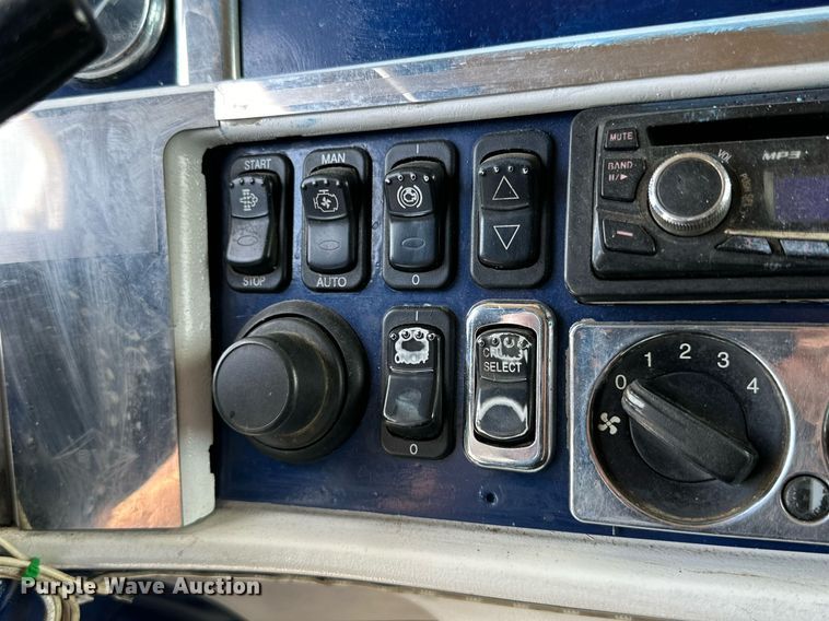 image for item DD3214 2008 Peterbilt 386 semi truck