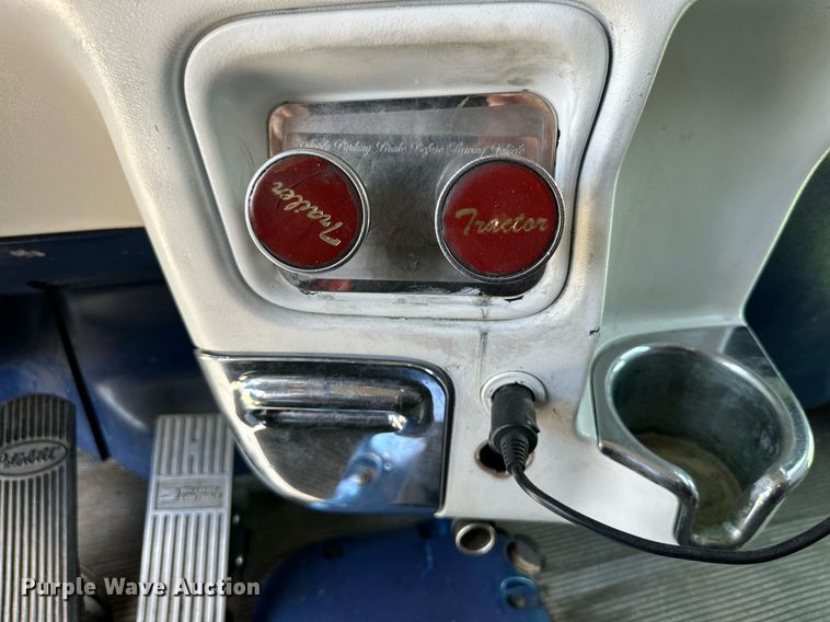 image for item DD3214 2008 Peterbilt 386 semi truck