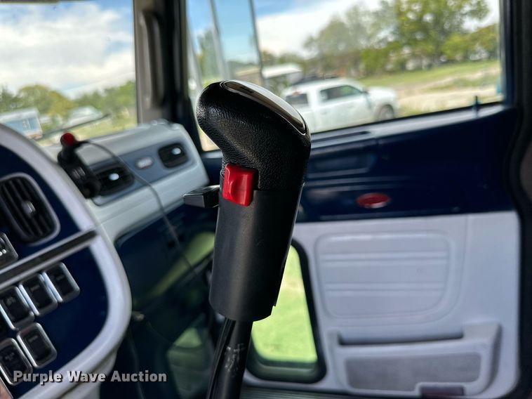 image for item DD3214 2008 Peterbilt 386 semi truck