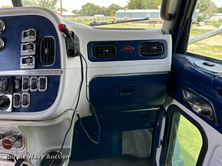 image for item DD3214 2008 Peterbilt 386 semi truck