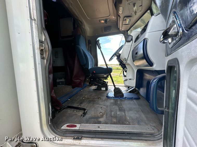 image for item DD3214 2008 Peterbilt 386 semi truck