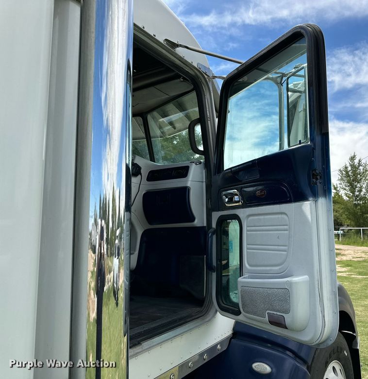 image for item DD3214 2008 Peterbilt 386 semi truck