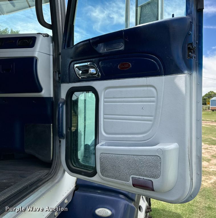 image for item DD3214 2008 Peterbilt 386 semi truck