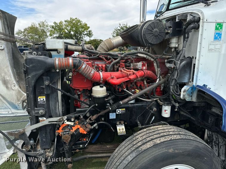 image for item DD3214 2008 Peterbilt 386 semi truck