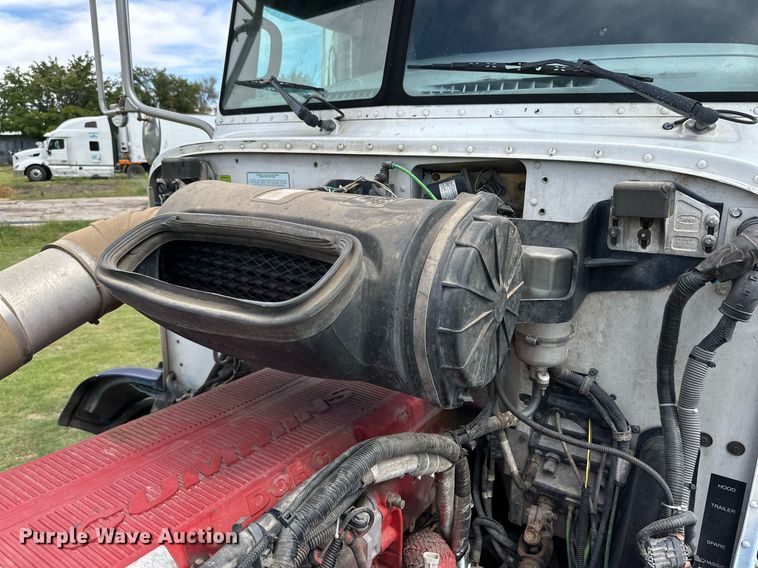 image for item DD3214 2008 Peterbilt 386 semi truck