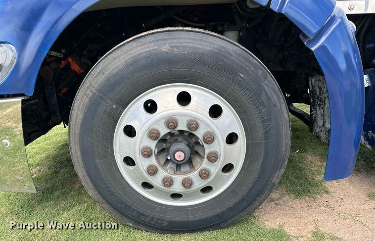 image for item DD3214 2008 Peterbilt 386 semi truck