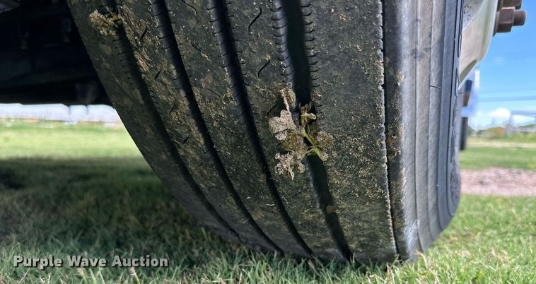 image for item DD3214 2008 Peterbilt 386 semi truck