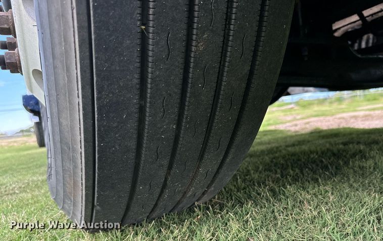 image for item DD3214 2008 Peterbilt 386 semi truck