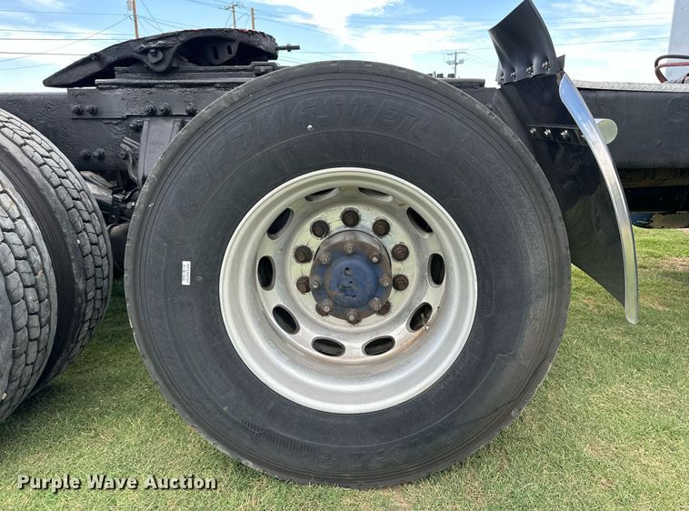 image for item DD3214 2008 Peterbilt 386 semi truck