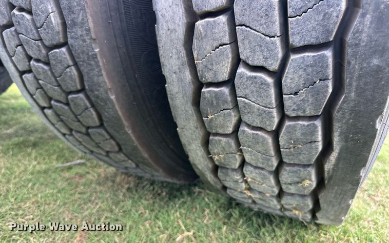 image for item DD3214 2008 Peterbilt 386 semi truck