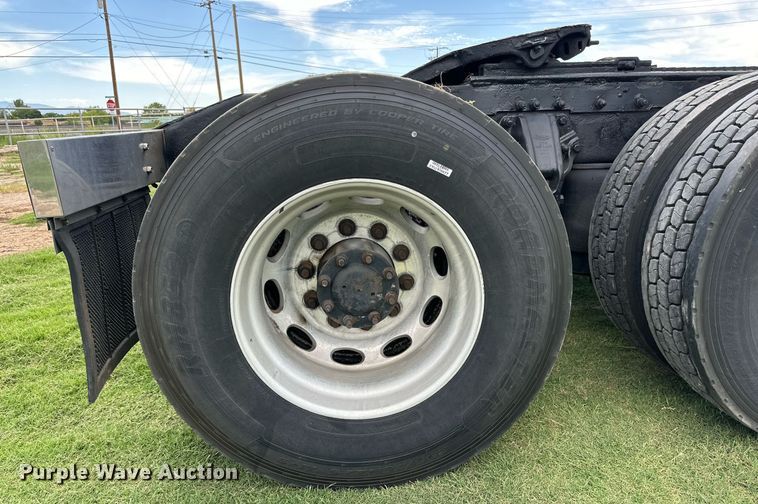 image for item DD3214 2008 Peterbilt 386 semi truck