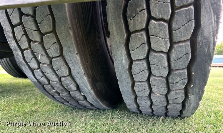 image for item DD3214 2008 Peterbilt 386 semi truck