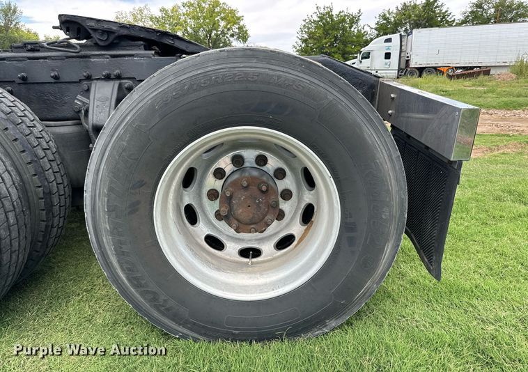 image for item DD3214 2008 Peterbilt 386 semi truck