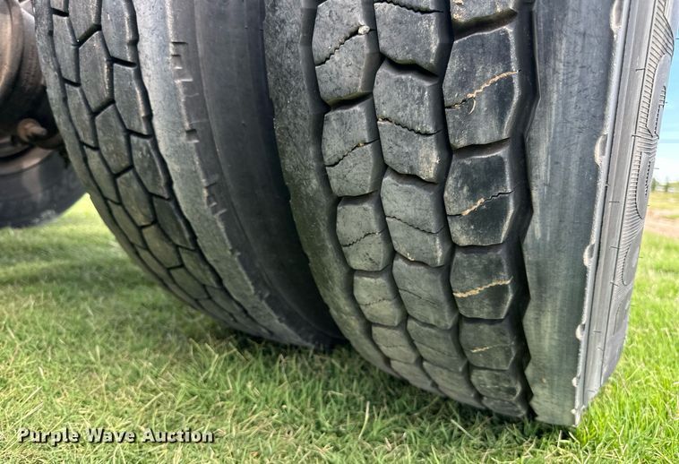 image for item DD3214 2008 Peterbilt 386 semi truck