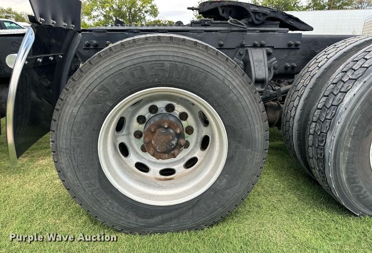 image for item DD3214 2008 Peterbilt 386 semi truck