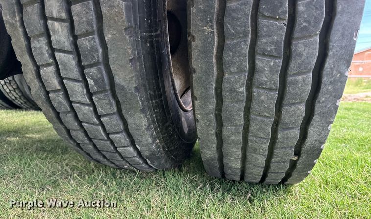 image for item DD3214 2008 Peterbilt 386 semi truck