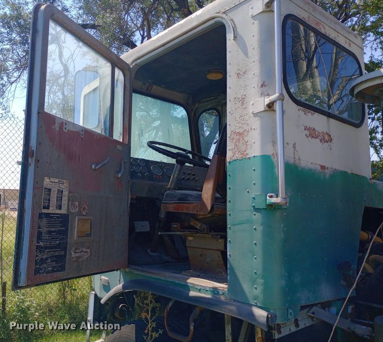 image for item DH1348 1969 Freightliner  HD-8264 roll-off container truck