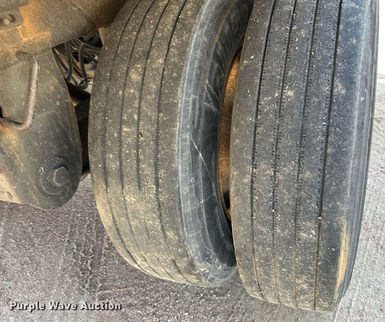 image for item DN0765 2013 Stoughton  AVW-535T-S-C-AR dry van trailer