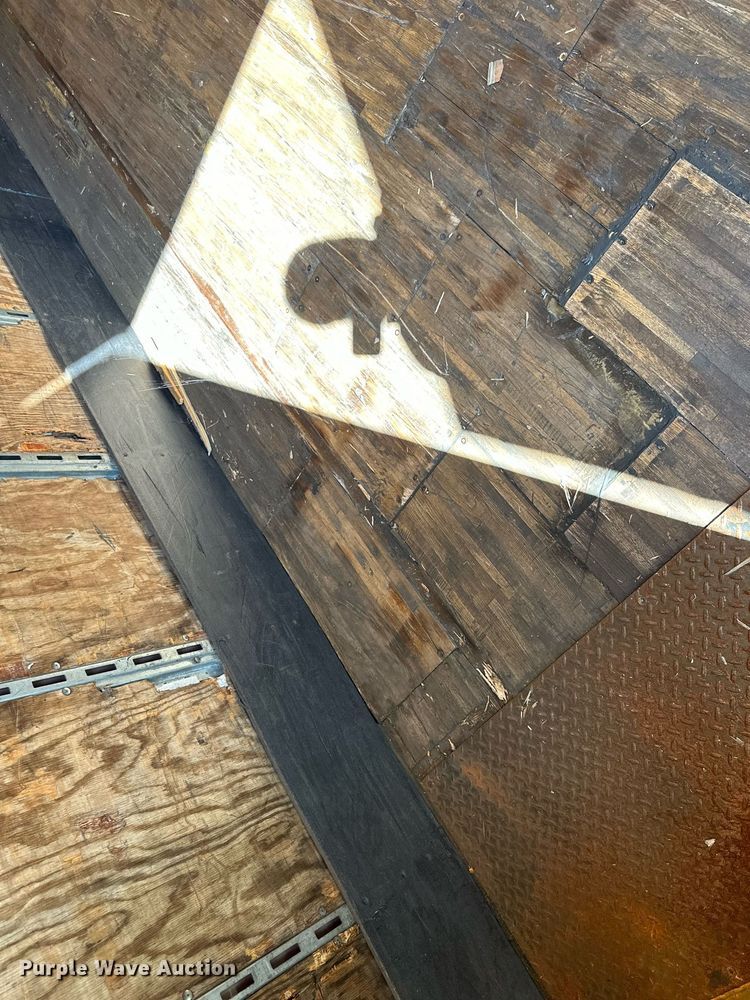 image for item DN0766 2001 Stoughton  AVW-535T-S-C-AR dry van trailer