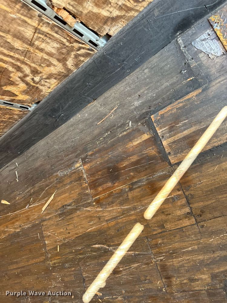 image for item DN0766 2001 Stoughton  AVW-535T-S-C-AR dry van trailer