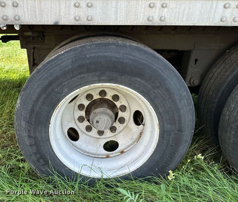 image for item DN0766 2001 Stoughton  AVW-535T-S-C-AR dry van trailer