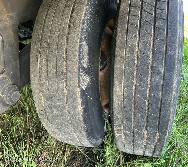 image for item DN0766 2001 Stoughton  AVW-535T-S-C-AR dry van trailer