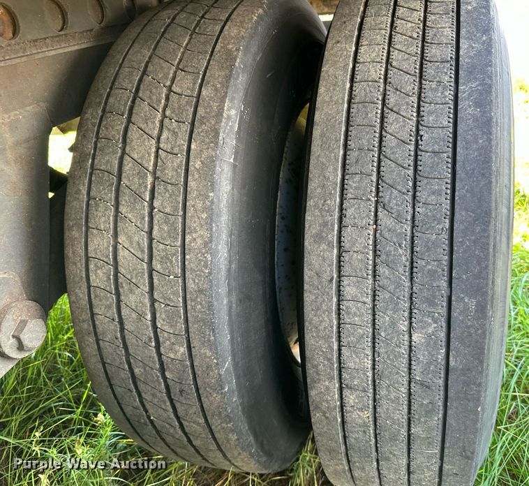 image for item DN0766 2001 Stoughton  AVW-535T-S-C-AR dry van trailer