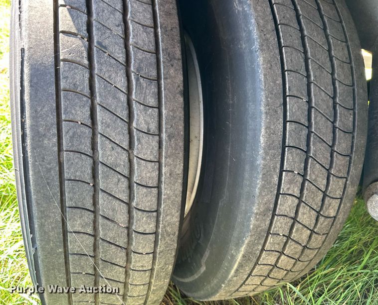 image for item DN0766 2001 Stoughton  AVW-535T-S-C-AR dry van trailer