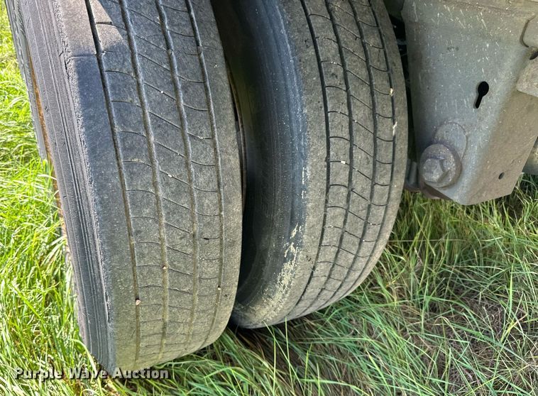 image for item DN0766 2001 Stoughton  AVW-535T-S-C-AR dry van trailer