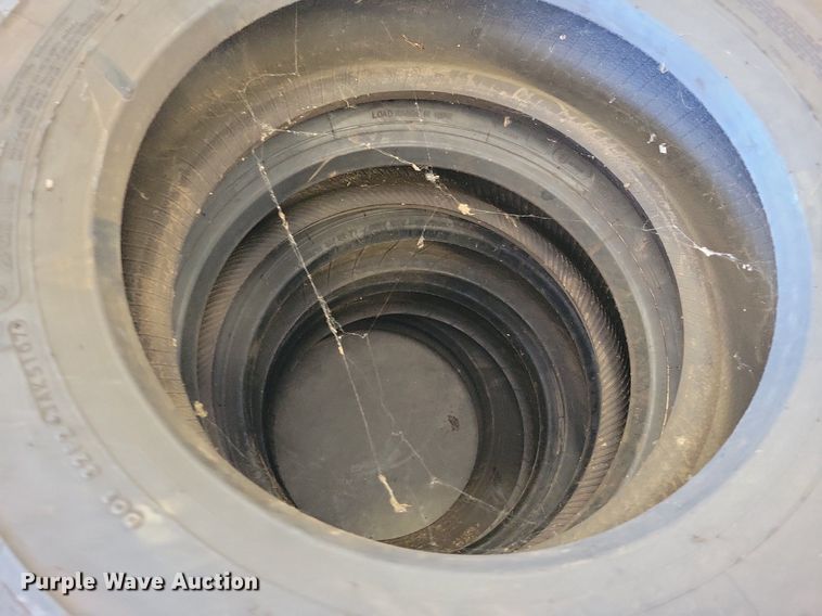 image for item DN3509 (20) 275/70R22.5 tires