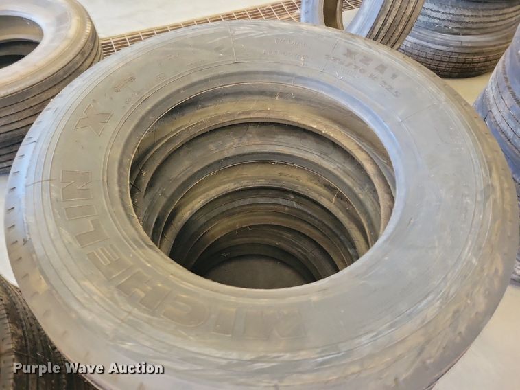 image for item DN3509 (20) 275/70R22.5 tires