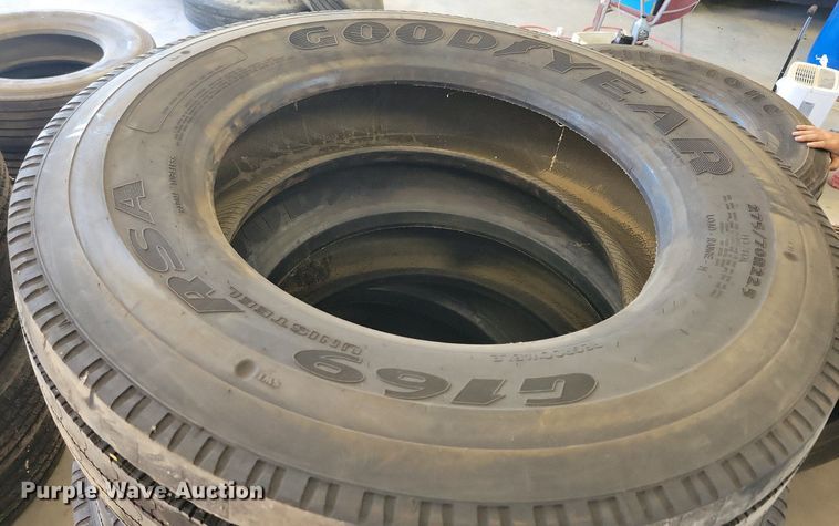 image for item DN3509 (20) 275/70R22.5 tires